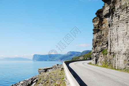 柏油路蜿蜒在蓝色峡湾和悬崖之间Mageroya是挪威最北部芬马克图片