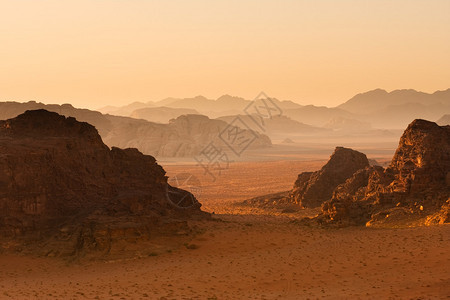 日落中的山丘逐渐变成背景约旦的图片