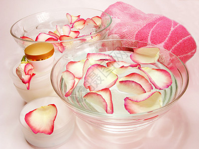 水疗发膜奶油毛巾精华和玫瑰花瓣图片