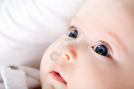 蓝眼睛的新生儿近距离接近向图片