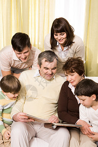 年长夫妇和年轻夫妇与子女在看家庭图片