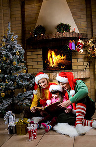 圣诞节傍晚在壁炉上画下家庭图片