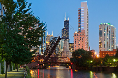 黄昏时分芝加哥河畔的图像图片