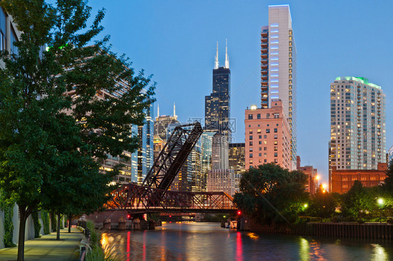 黄昏时分芝加哥河畔的图像图片