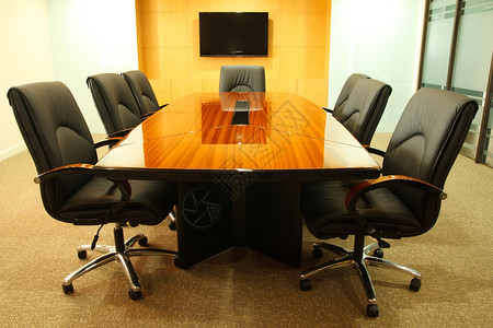 会议室的桌子和椅子图片