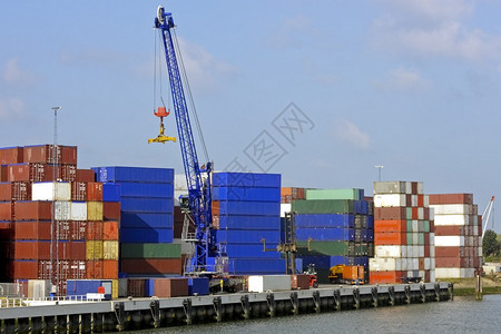 荷兰鹿特丹港的货物集装箱图片