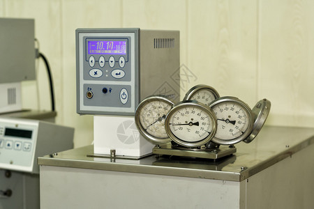 在实验室自动调温器中对工业温图片