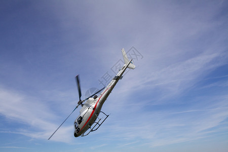 直升机在垂直位置飞行图片