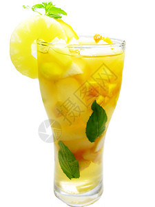 水果宾治鸡尾酒饮料配菠萝柠檬和冰图片
