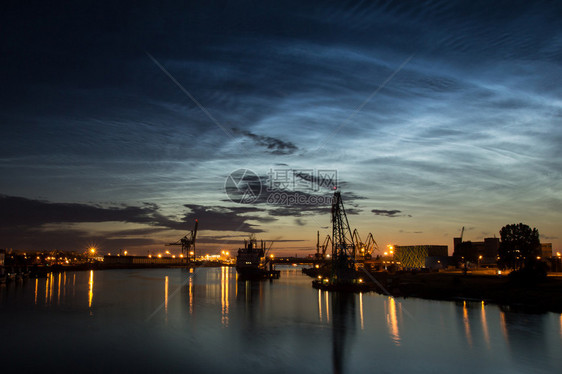 银云夜光云是在深夜可见的明亮云状大气现象它们是大气层图片