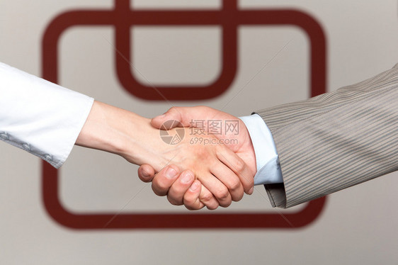 合作伙伴通过握手达成协图片