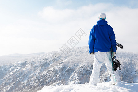 体育运动员的后视镜滑雪图片