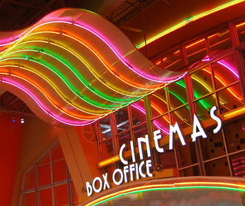 电影院里鲜艳的霓虹灯图片