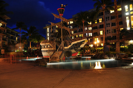 孩子们晚上在豪华酒店游泳池入口的景象图片