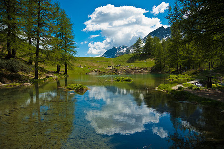 蓝湖ValtournencheAosta山谷的清澈水域中背景图片