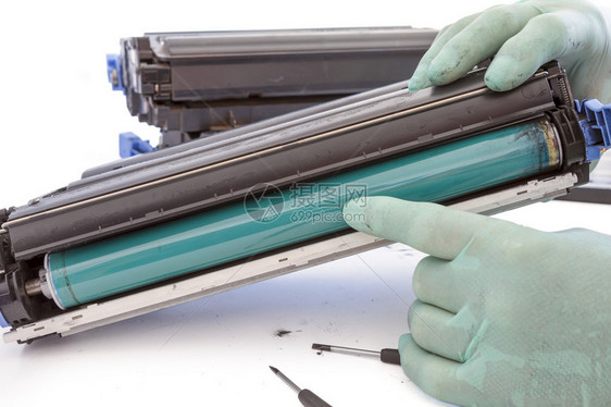 维修人员将矛头指向激光打印机的问题工作台上的工人激光打印机图片