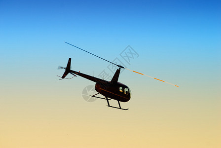 飞行中的小型直升机背景图片