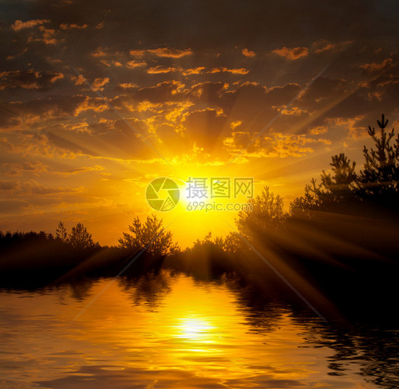 湖上日落的美景图片