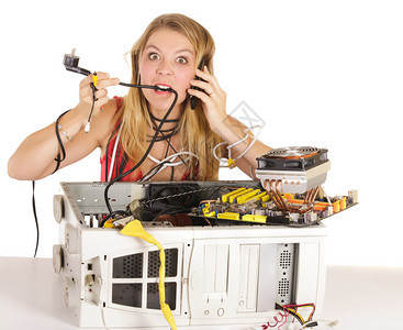 愤怒的女士在电脑咬断电源缆和电话支图片