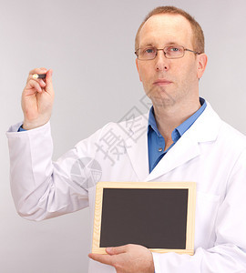 拿着黑板的医生图片
