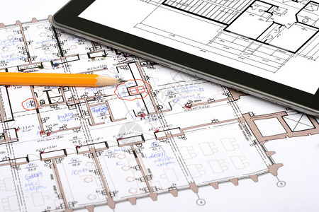 草稿上的数字平板电脑和铅笔图片