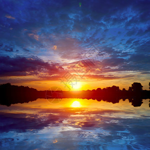 在湖的美好的日落场面图片