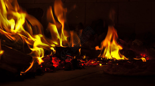 比萨烤箱里炽热的火焰背景图片