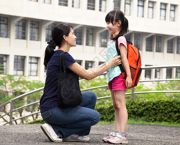 回到学校快乐的年母亲图片