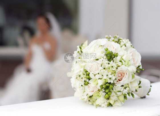 美丽的婚礼花束新娘坐在图片