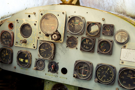 旧飞机驾驶舱的细节图片