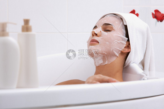 脸部面罩在温泉沙龙洗澡的图片