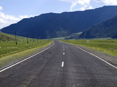 道路指示标空漫长路背景