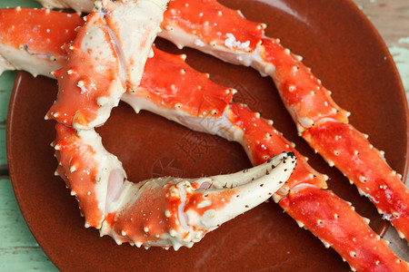 蟹腿在盘子上煮螃蟹腿准备开裂以提取肉类图片