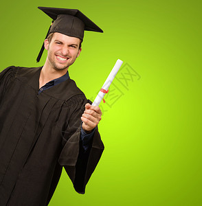 绿色背景的青年男子毕业结图片