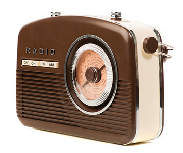 白色背景上的老式收音机背景图片