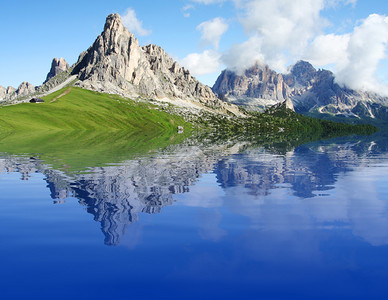 高山湖泊图片