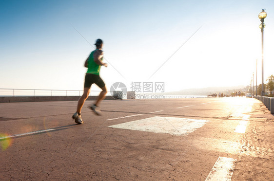 男人在海边的赛道上奔跑图片