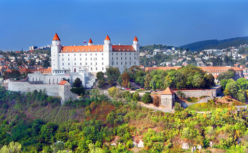 布拉迪斯拉发城堡的夏季景观在2008年开始的重建和考古保护期间完成的新白色油漆显示这座城堡位于布拉迪斯拉发老城Staremest图片