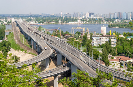 城市桥梁乌克兰基辅Dnieper河上一个山丘的公路和背景