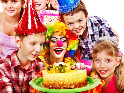 有小丑和蛋糕的青少年团体生日派图片