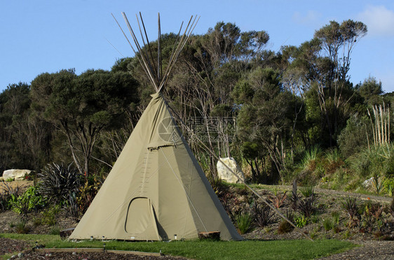 在大平原和其他西方州为美洲原住民印第安人提供的传统住房ATipi图片