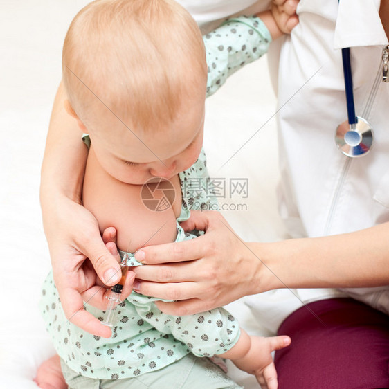 医生给一个孩子注射肌肉内心脏的手臂图片