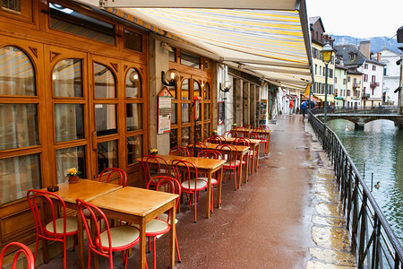下雨天空荡的街边咖啡馆图片