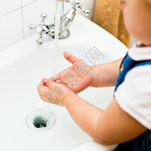 小女孩在浴室洗手焦点浅图片