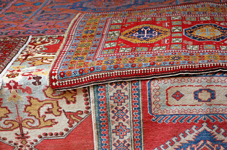 大量有价值的东方地毯和阿富汗地毯图片