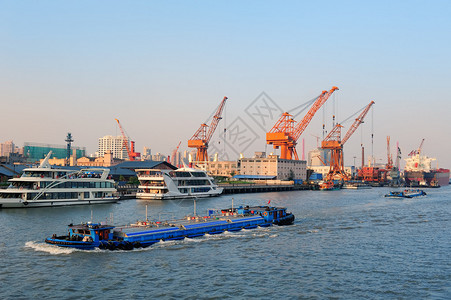 黄浦河与上海城市建筑和货图片