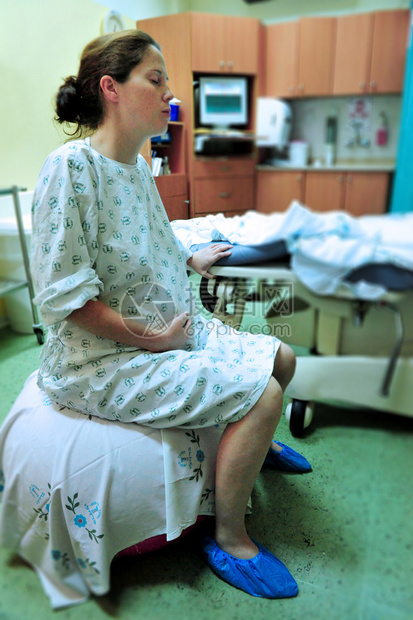 孕妇在医院分娩室内感到严重萎图片