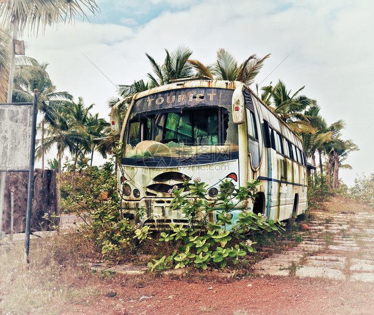 旧巴士废弃和生锈的照片图片