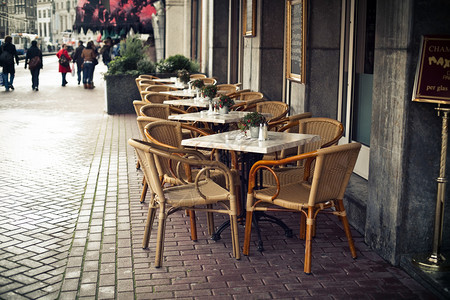欧洲小镇空荡的街边咖啡馆图片