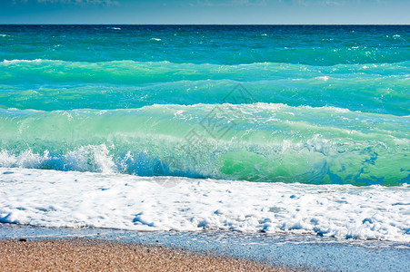 分海沙滩上的海沫飞溅背景